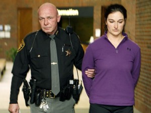 A professora de ginástica Stacy Schuler é conduzida por policial após se entregar na cidade de Lebanon, no estado americano de Ohio