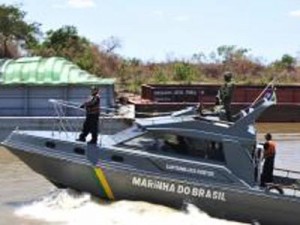 Lancha da Marinha faz a segurança na fronteira do Brasil