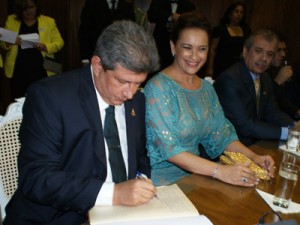 O governador Antonio José de Moraes Souza Filho assina o termo de posse na Assembleia Legislativa