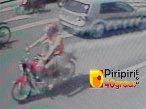 Câmeras flagram motoqueiro acusado de roubo