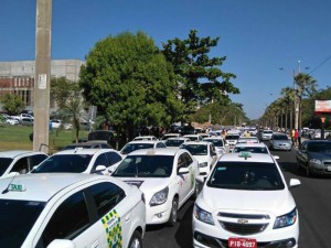 Taxistas fazem protesto em Teresina