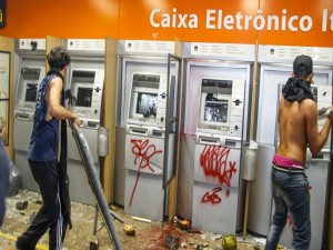 Vândalos depredam caixas eletrônicos no Rio de Janeiro