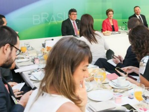 Dilma Roussef toma café da manhã com jornalistas em Brasília