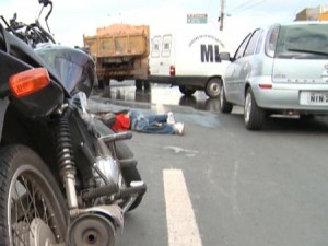 Mais uma vítima de acidente com motocicleta fica sem vida no asfalto