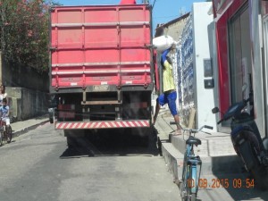 Caminhão descarregando toneladas de alimentos