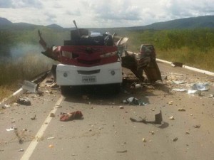 Carro Forte explodido por quadrilha de assaltantes no Ceará