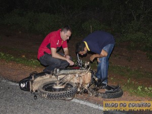 Peritos examinam moto envolvida em acidente com vítima fatal em Cocal-PI
