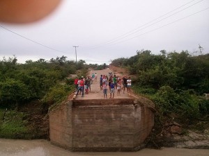 Moradores apenas observam a estrada cortada pelas chuvas em Assunção-PI