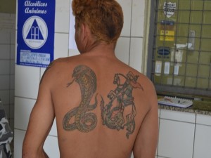 Tatuado, o acusado foi levado à presença do delegado