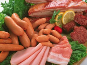 Embutidos e carnes processadas são alimentos cancerígenos