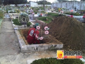 Coveiro cava um dos túmulos para a retirada do corpo de uma mulher