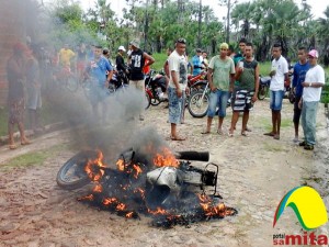 Mistério envolve a moto em chamas em São Miguel do Tapuio