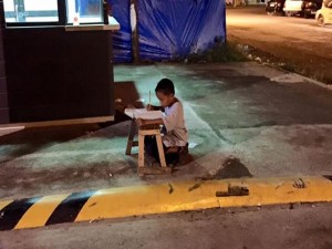 Esforço: filipino estuda na rua e sonha em ser médico