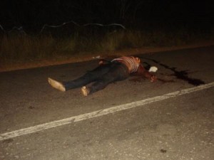 Vítima ficou estendida no asfalto