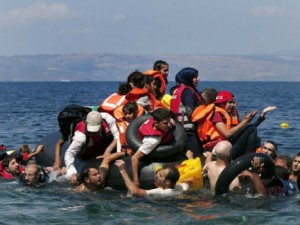 Refugiados tentam escapar em botes superlotados: muitos morremsem conseguir