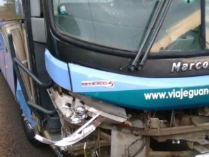 ônibus danificado na colisão em Timon
