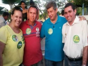 Vereadores posam com o casal Juliana e Zé filho (camisa azul) e usam os botons do candidato