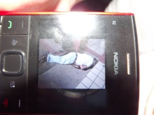 Imagem de celular mostra vítima no chão