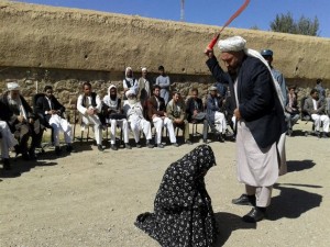 Acusada de trair o marido muçulmana se abaixa para ser chicoteada