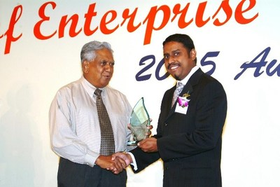fyr, recebendo o prêmio honorário 'Espírito Empreendendor' do último presidente de Cingapura, Sr. S.R. Nathan, pela organização de seu programa de rádio e contribuição à indústria de eventos corporativos em 2005.