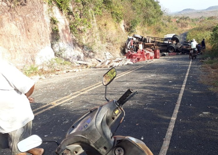 Caminh O Carregado De Frango Tomba Em Jos De Freitas Munic Pios