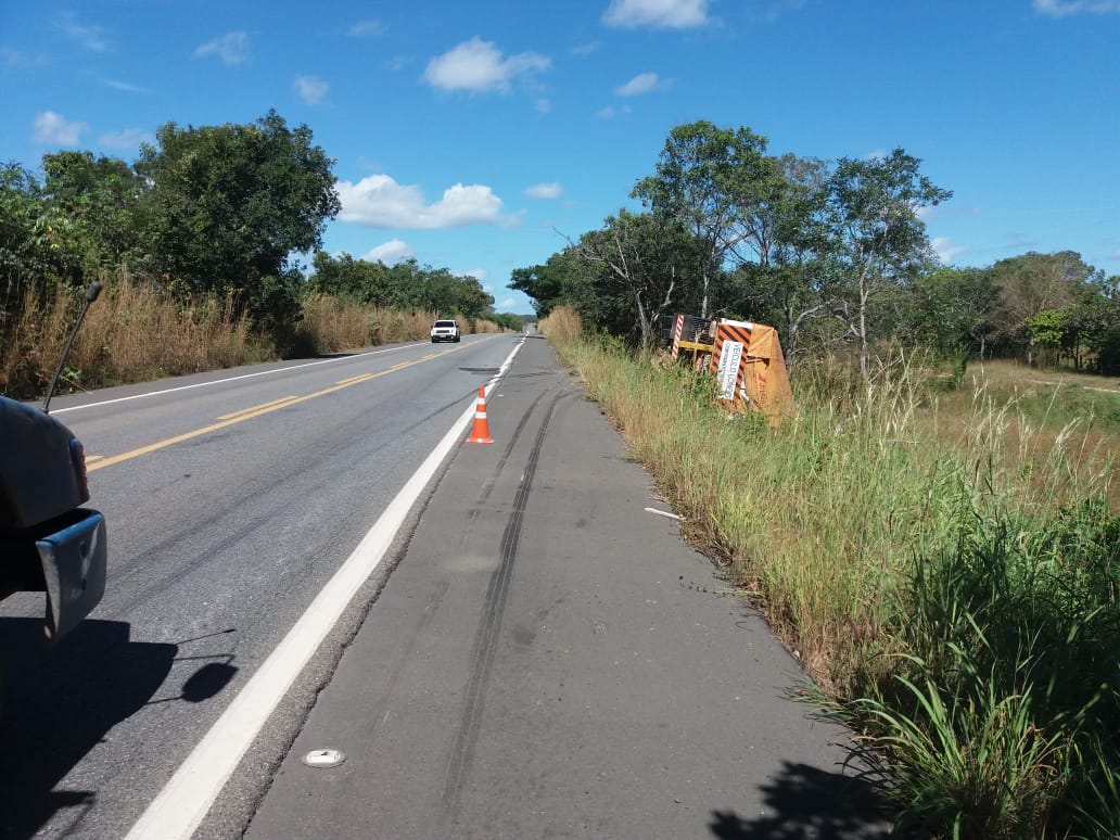 Caminhão sai da pista vira e derrama carga perigosa Polícia