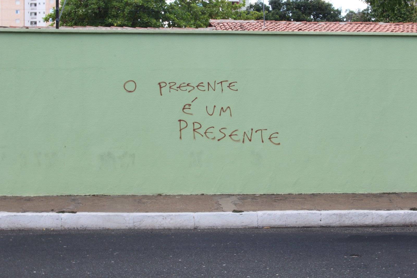 Poesia nos muros de Teresina: O presente é um presente