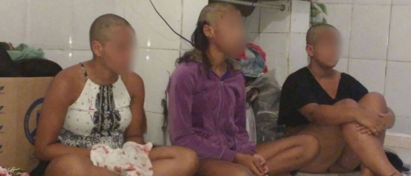 Mulheres têm cabeças e sobrancelhas raspadas por traficantes