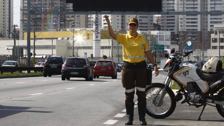 Agentes de trânsito usam novos uniformes
