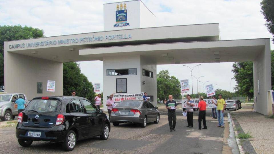 Servidores protestam contra cortes em verbas