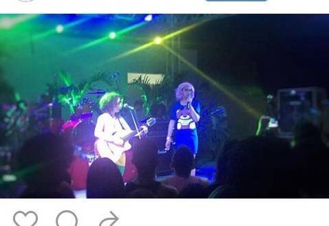 Artistas Ana Larousse e Leo Fressato protagonizaram uma performance sem roupas no Parque da Cidadania