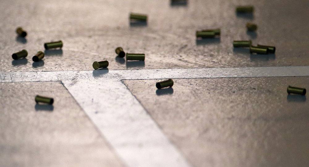 Pelo menos nove pessoas ficaram feridas na Universidade de Illinois e cinco pessoas morreram em um shopping center