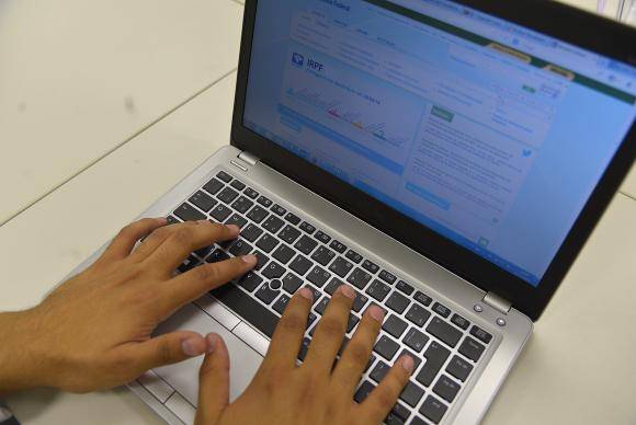 Para saber se teve a declaração liberada, o contribuinte deverá acessar a página da Receita na Internet, ou ligar para o Receitafone 146