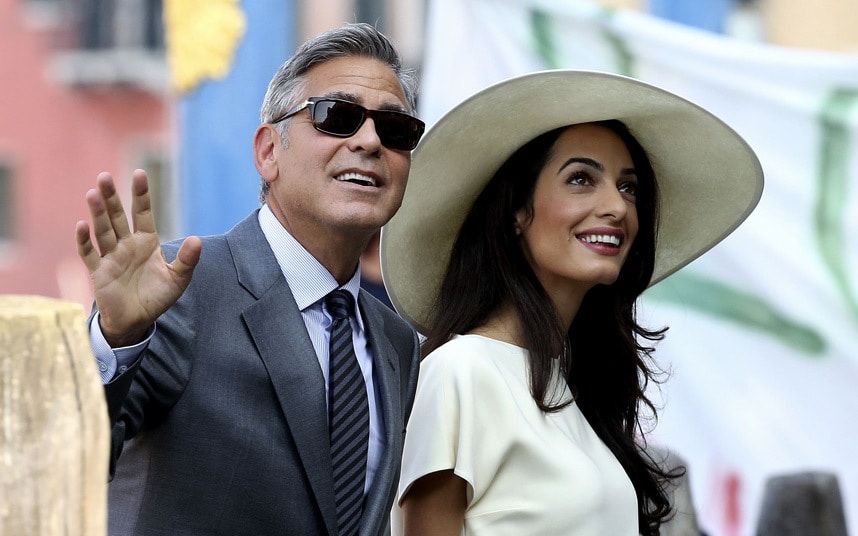 George Clooney e Amal dão fones em avião para abafar choro dos filhos