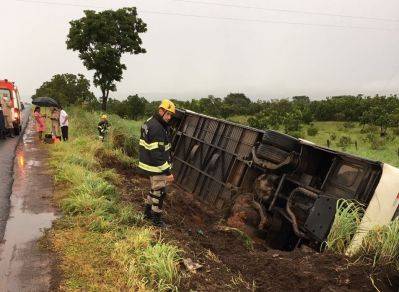 Ônibus que saía de São Raimundo Nonato virou com 50 passageiros próximo a Brasilia