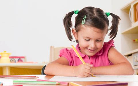 Criança estudando