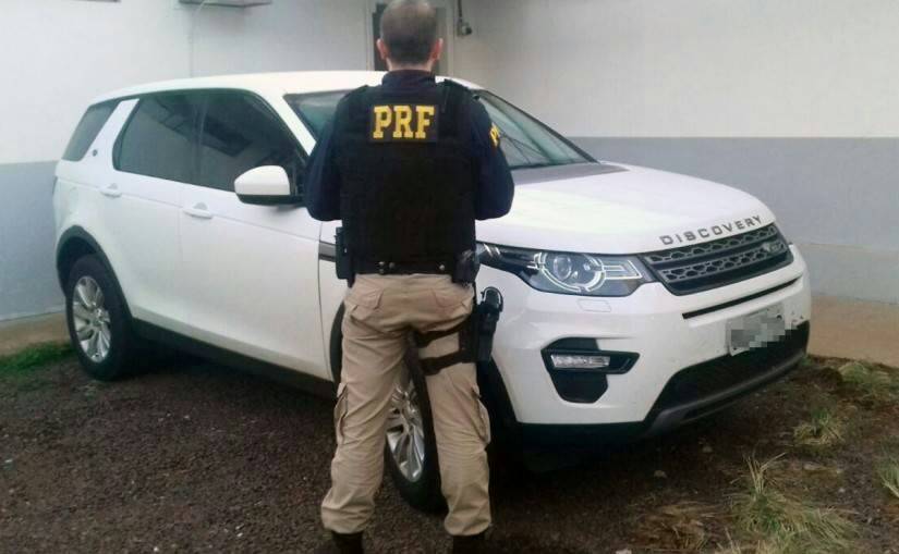 A Polícia Federal realizou a apreensão do veículo e dos cheques