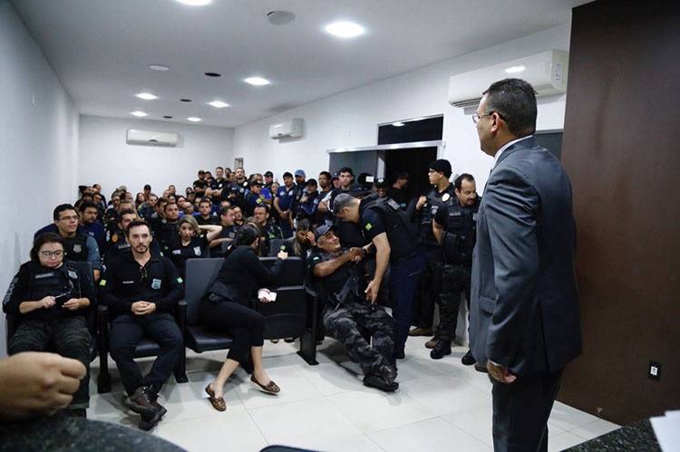 Os policiais civis reunidos para a Operação
