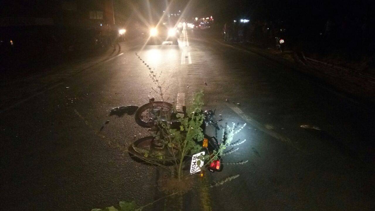 A moto foi arrastada para o meio da pista