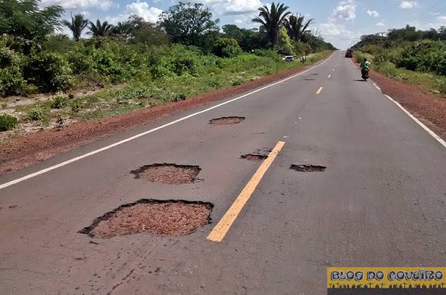 Estrada da rodovia PI-213 com buracos, que levou ao incidente com o carro
