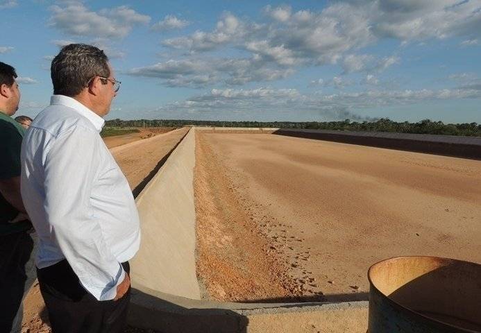Genival Sales vistoria obra de construção da lagoa de tratamento