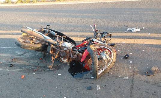Mulher tem perna dilacerada em acidente de moto