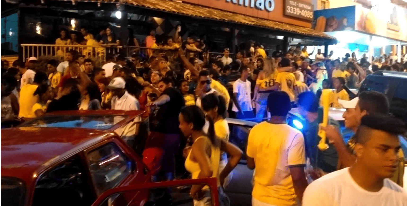 Torcedores se reúnem para comemorar vitória do Brasil