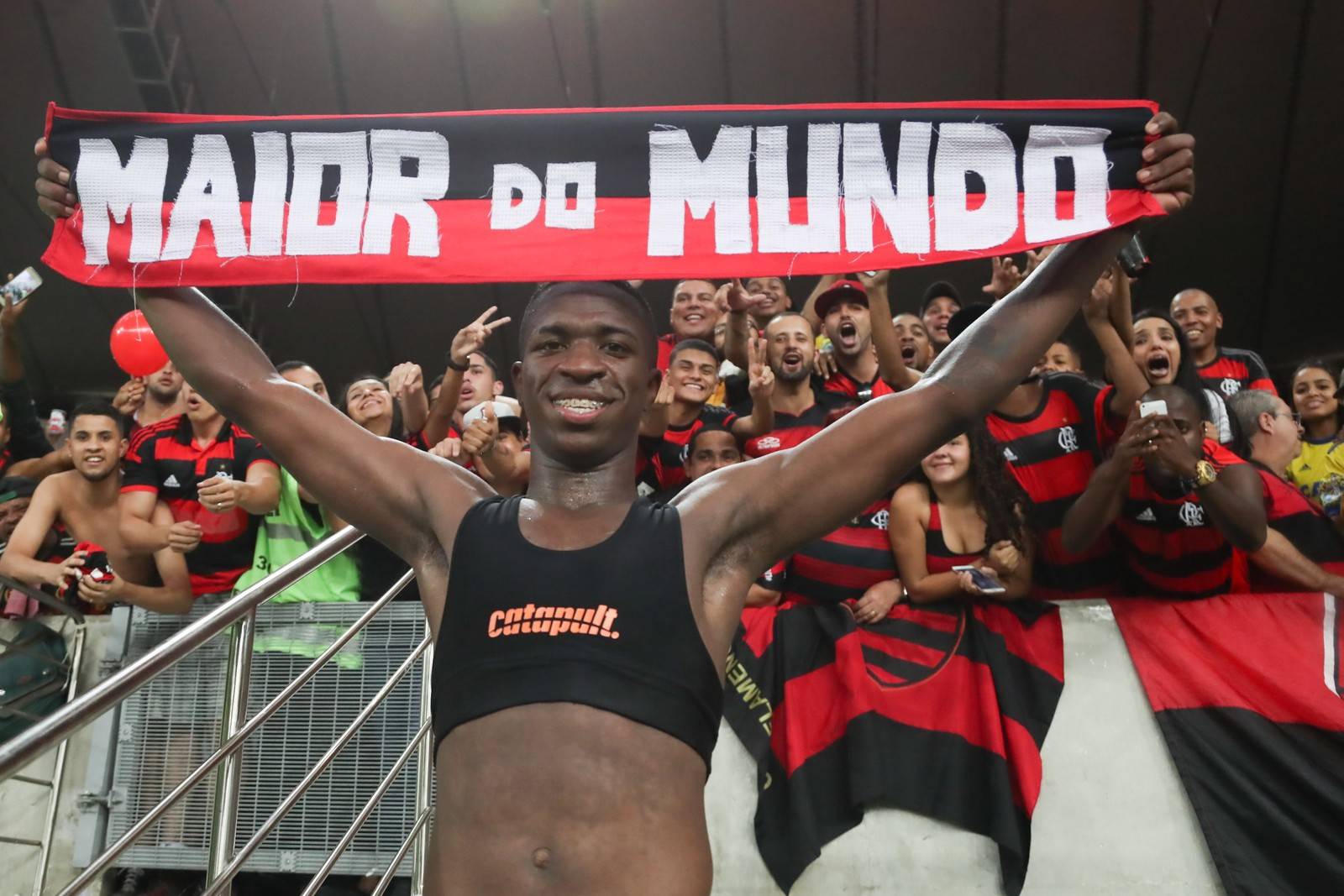 Vinícius Júnior foi abraçar a torcida