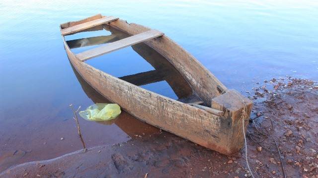 Canoa vira e pescador desaparece