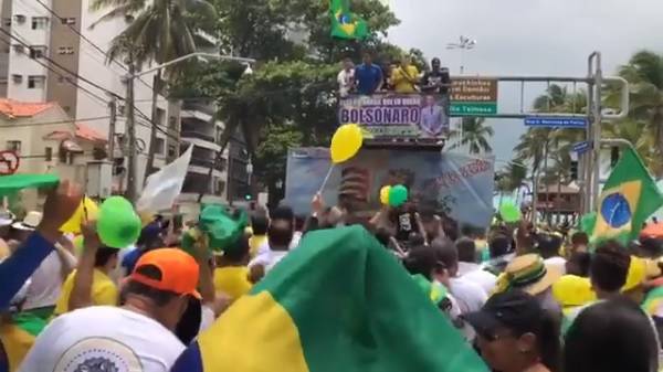 Manifestação em Recife compara mulher a cadela