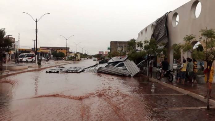 Na Avenida Petrônio Portela, o telhado de um prédio desabou