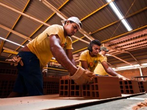 Indústria cresce em oito locais no mês de fevereiro