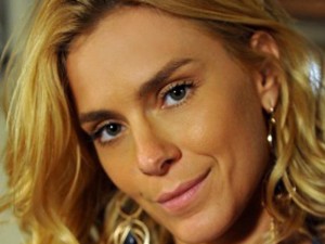 A nova lei foi apelidada de \'Lei Carolina Dieckmann\', atriz que teve fotos íntimas roubadas e divulgas na web