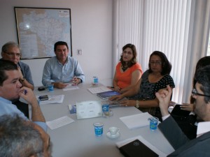 O diretor-geral Severo Eulálio coordena a reunião de trabalho no DER-PI